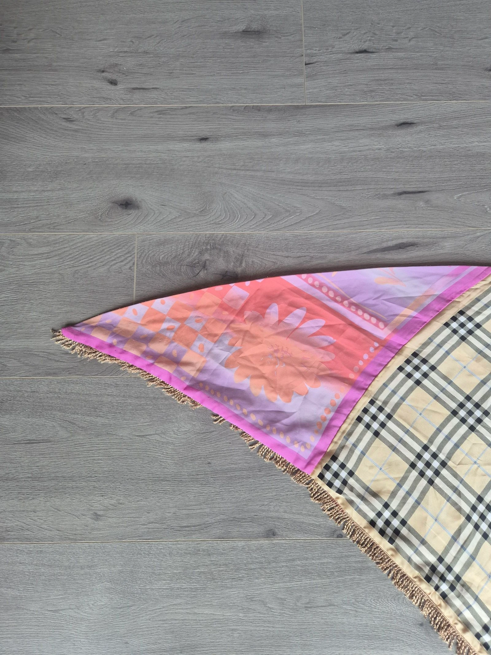 Grand foulard triangulaire avec imprimé losange et fleurs + franges – photo 9